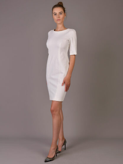 Blumarine – biała sukienka z przeszyciami