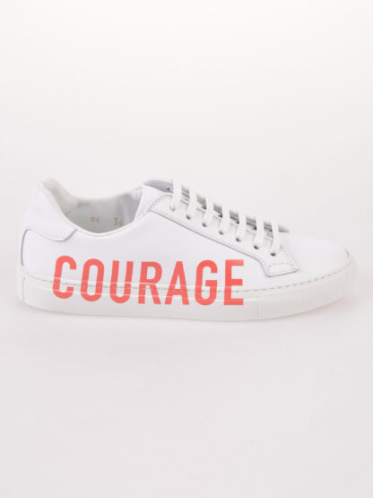 Quantum Courage – sneakersy z koralowym napisem