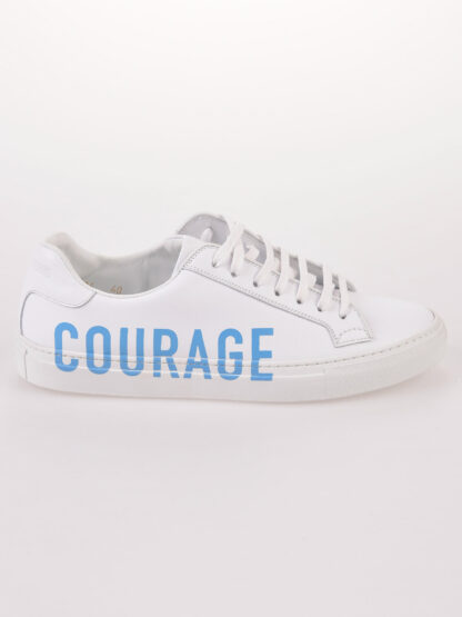 Quantum Courage - sneakersy z niebieskim napisem